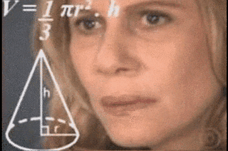 Femme perplexe entourée de formules mathématiques