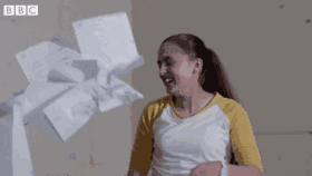 Étudiante qui jette ses feuilles en l'air