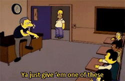 Homer Simpson faisant cours devant une classe