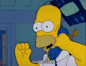 Homer Simpson qui lève le poing en criant de joie